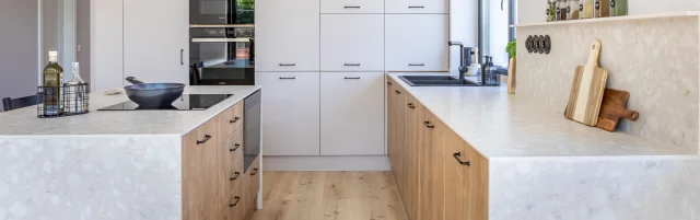 Skandináv stílusú konyha egy kis borhűtővel – BettyVision Interior Design